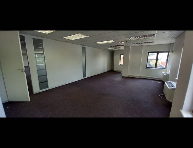 370M² OFFICE TO LET IN LYME PARK